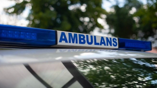 Sebuah Ambulans Ditabrak Sedan, Dua Bayi di Dalamnya Selamat Tanpa Luka