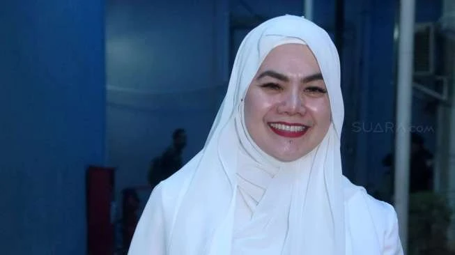 Sarita Abdul Mukti Lepas Hijab, Penampakannya Bikin Geger