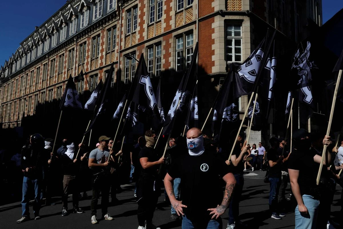 Manifestation d’ultradroite à Paris : Bruno Retailleau saisit la justice pour des « gestes » et des « symboles » renvoyant à « l’idéologie fasciste »