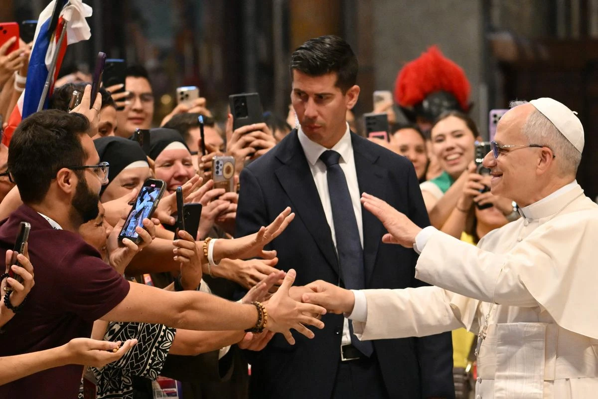 Intelligence artificielle : le pape met en garde contre toute atteinte à « la dignité » humaine lors d’une messe pour influenceurs catholiques