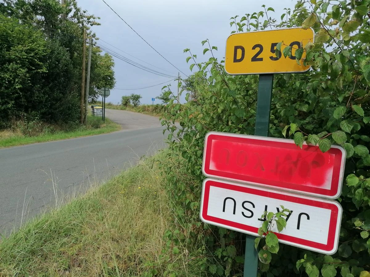 Panneaux retournés, enlevés ou tagués : comment certaines communes du Pays basque réagissent aux dégradations