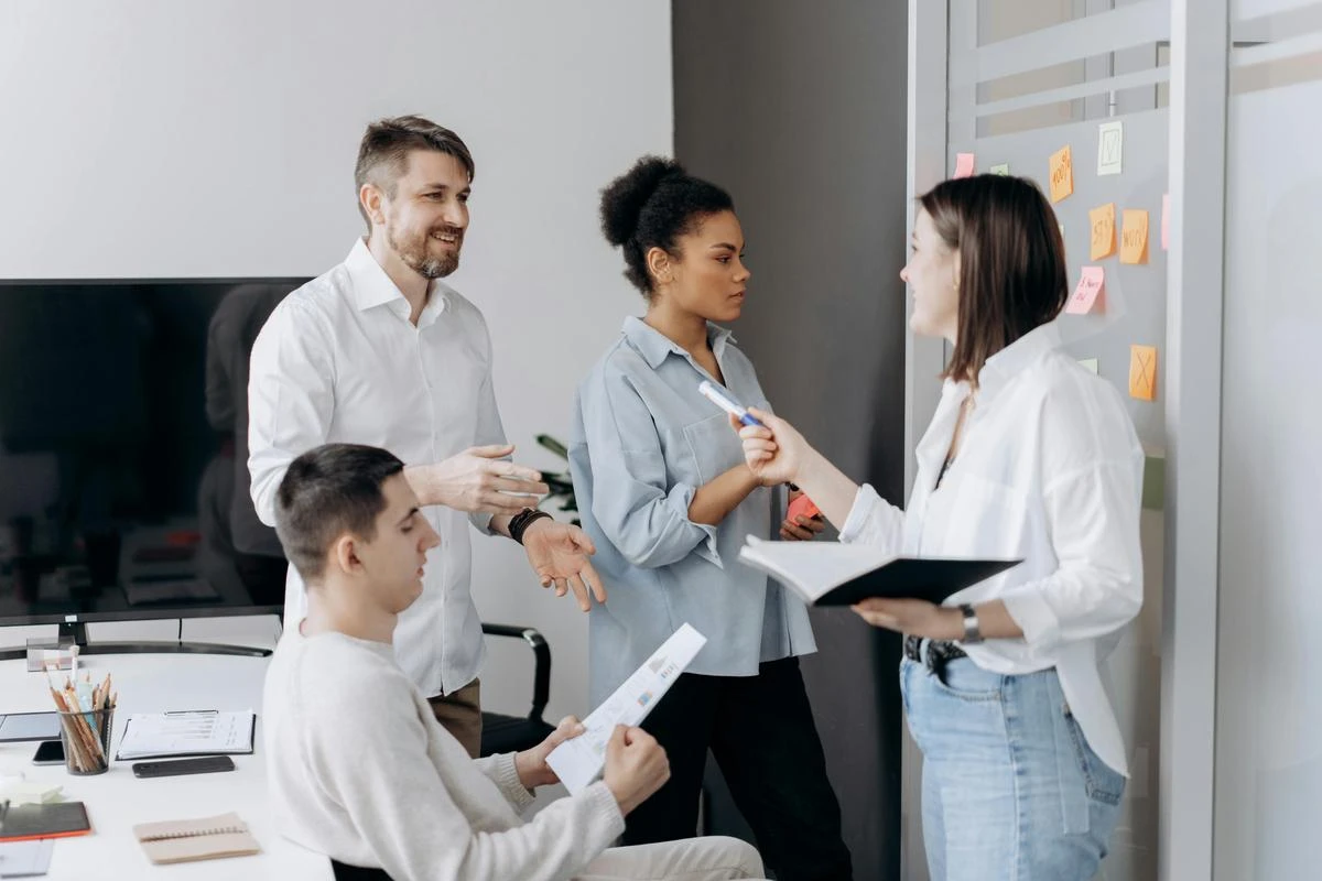 Vaut-il mieux travailler assis ou debout ? Pour la productivité et la santé, un peu des deux