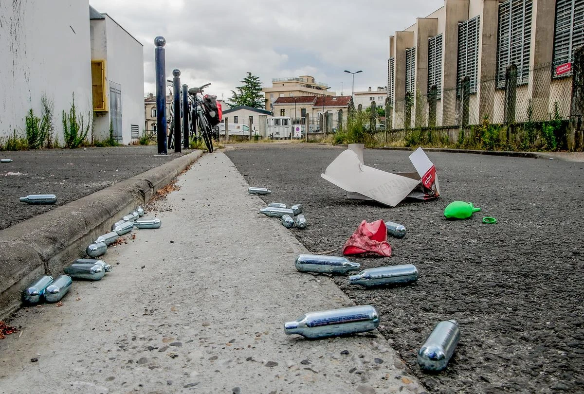 Protoxyde d’azote : l’usage détourné de ce gaz ne fait pas rire les maires ni les professionnels de santé