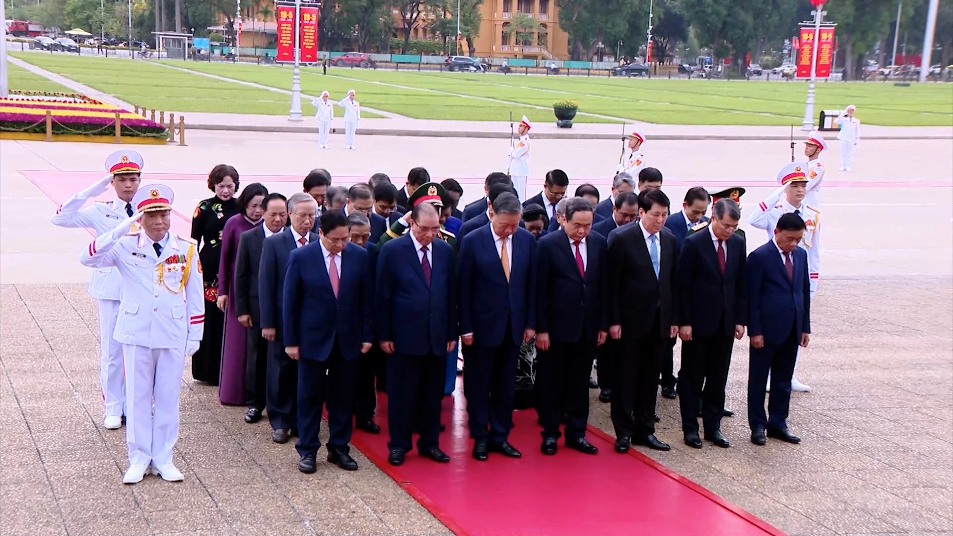 Lãnh đạo Đảng, Nhà nước và người dân vào Lăng viếng Chủ tịch Hồ Chí Minh