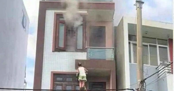 Hình ảnh hàng xóm bắc thang, cứu 4 người trong ngôi nhà đang cháy ở Hà Nội