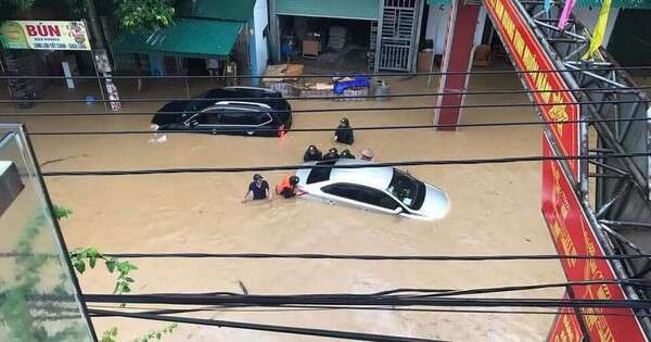 Mưa lũ bất ngờ, Hà Giang chìm trong biển nước, nhiều du khách phải bỏ lại xe máy