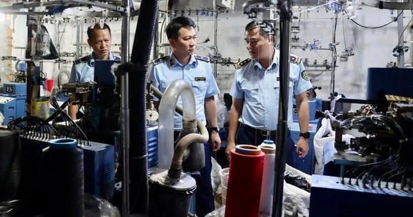 Phát hiện xưởng sản xuất hàng chục nghìn đôi tất giả tại La Phù, Hà Nội
