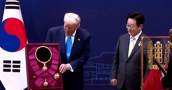 Món quà khiến ông Trump vừa nhận đã thốt lên: 