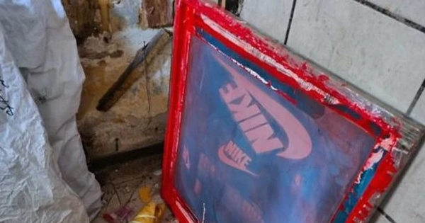 Đột kích một trung tâm mua sắm sầm uất, cảnh sát thu giữ loạt sản phẩm nhái thương hiệu Nike, Puma, quần áo, máy khâu,... số lượng lớn, tổng giá trị hơn 14 tỷ đồng