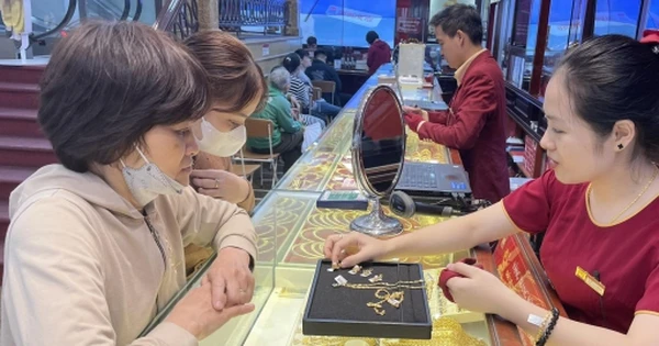Giá vàng liên tục xô đổ kỷ lục, muốn đầu tư cần chú ý gì?
