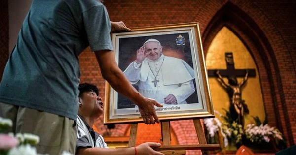 Phá Nhẫn ngư phủ và bắt đầu nghi lễ cổ sau khi Giáo hoàng Francis qua đời