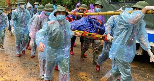 Vụ 38 người tử vong do sạt lở ở Nguyên Bình: Cán bộ công an trực tiếp khiêng thi thể đi bộ 20km