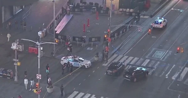 Thiếu niên 17 tuổi xả súng ở quảng trường Thời Đại Mỹ