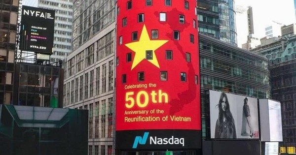 Hình ảnh cờ đỏ sao vàng xuất hiện trên màn hình lớn của NASDAQ ở Quảng trường Thời đại (Mỹ) mừng ngày 30/4