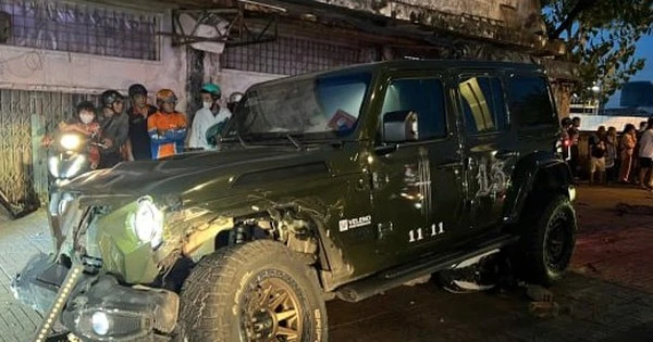 Xe Jeep lao qua dải phân cách tông 3 xe máy ở TP.HCM, hai phụ nữ tử vong