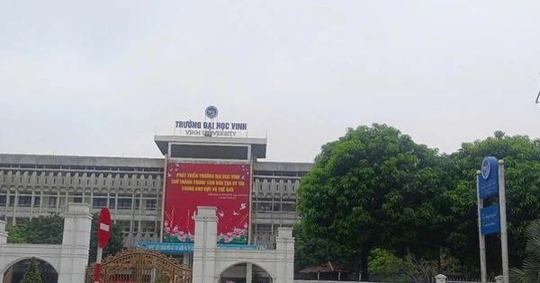Kỷ luật cảnh cáo 2 cán bộ đại học bị nữ sinh tố có hành vi gạ gẫm, đụng chạm