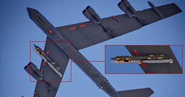 'Pháo đài bay' B-52 mang tên lửa hành trình mới xuất hiện trên bầu trời California