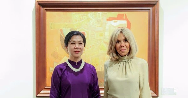 Phu nhân Ngô Phương Ly cùng Phu nhân Tổng thống Pháp xem các tác phẩm mỹ thuật tiêu biểu của Việt Nam