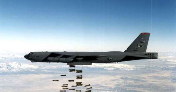 Mỹ điều 'pháo đài bay' B-52 không kích các mục tiêu ở Syria