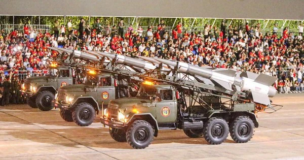 Vạn người reo hò khi tên lửa, xe tăng hùng dũng tiến qua Quảng trường Ba Đình