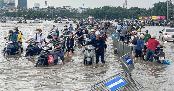 Hà Nội lại mưa to, lượng mưa so với trận lụt lịch sử 2008 thế nào mà nhiều nơi chìm trong biển nước?