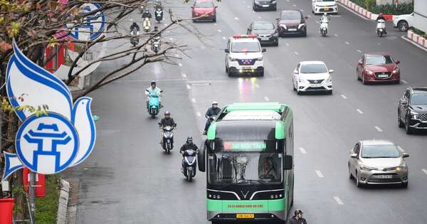 Cận cảnh chuyến bus xanh tiên phong ở Thủ đô: Phanh điện tử, cảm biến chống kẹp cửa, sàn nâng hạ tự động