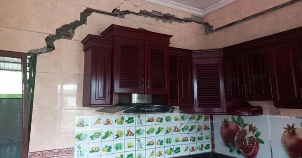 Sống thấp thỏm trong nhà sụt lún, nứt rộng cả gang tay ở Quảng Ninh