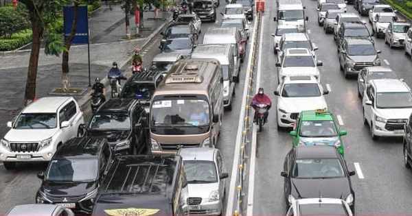 Ô tô dàn hàng 6, xe máy leo vỉa hè ngày đầu phân làn cứng đường Võ Chí Công