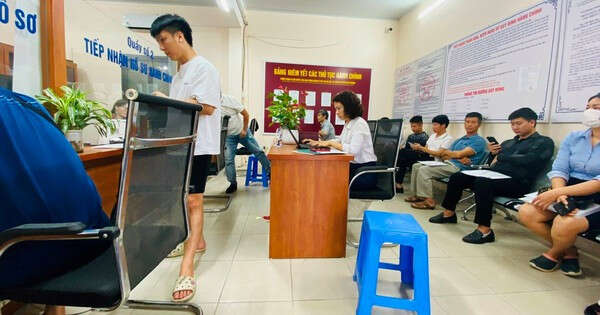 Bất chấp mưa gió, văn phòng công chứng khu vực ngoại thành Hà Nội vẫn kín khách