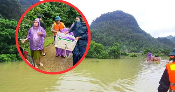 Cảm động hình ảnh công an chèo bè 4 tiếng qua vùng nguy hiểm để cứu thai phụ bị cô lập trong nước lũ