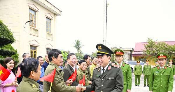 Thượng tướng Trần Quốc Tỏ thị sát ngày đầu làm việc theo mô hình tổ chức mới tại công an cơ sở