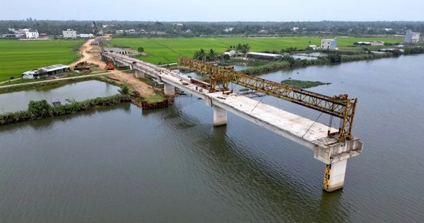 Hơn 4 năm thi công, 8 lần gia hạn, dự án cầu và đường dẫn 220 tỷ vẫn chơi vơi giữa sông