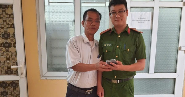 Phát hiện người đàn ông U70 đang quét sinh trắc học để chuyển khoản 74 triệu có biểu hiện lạ, công an phường lập tức can thiệp trước khi giao dịch hoàn tất