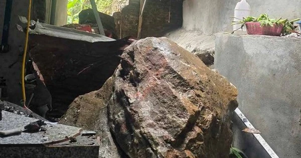 VIDEO: Nhiều tảng đá từ trên núi cao lăn xuống khu dân cư sau tiếng nổ lớn