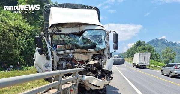 Xe tải lật, chắn ngang cao tốc La Sơn - Hòa Liên