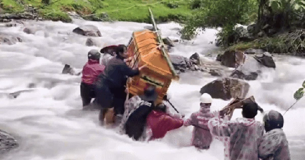 Khoảnh khắc nghẹn ngào: Người dân Đà Nẵng khiêng quan tài vượt nước lũ đi an táng