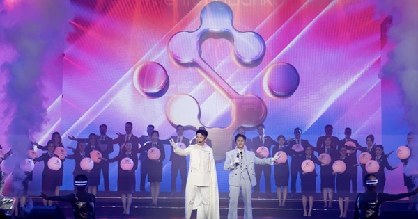 Chủ tịch ngân hàng trẻ nhất Việt Nam gây sốt mạng khi song ca với Bùi Công Nam là ai?