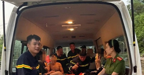Giải cứu 11 học sinh mắc kẹt khi đi tắm suối