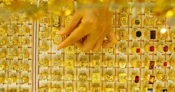 Giá vàng lập đỉnh liên tục, có nên mua vào để chớp cơ hội lấy lời?