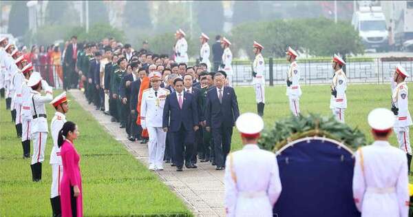 Lãnh đạo Đảng, Nhà nước và các đại biểu Quốc hội vào Lăng viếng Chủ tịch Hồ Chí Minh