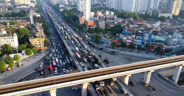 Ùn tắc gần chục km, ôtô nhích từng mét rời Hà Nội