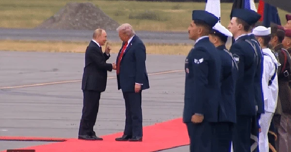 Cái bắt tay lịch sử gây sốt toàn cầu của 2 ông Trump và Putin: Chuyên gia giải mã ẩn số thú vị phía sau
