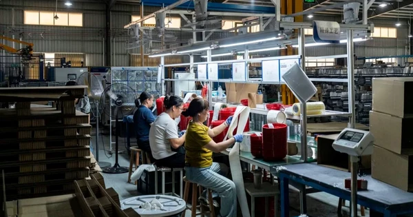 Nền kinh tế lớn thứ 2 thế giới đón 'tin buồn' giữa lúc căng thẳng thuế quan leo thang: Một loạt số liệu ảm đạm, tăng trưởng có thể giảm tốc mạnh