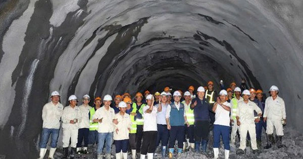 Đèo Cả báo tin vui: Sau 16 tháng thi công liên tục bất chấp địa chất yếu, hầm đường sắt dài 580m chính thức được đào thông
