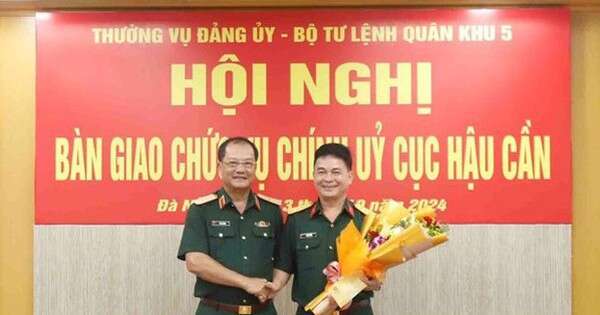 Bàn giao chức vụ Chính ủy Cục Hậu cần Quân khu