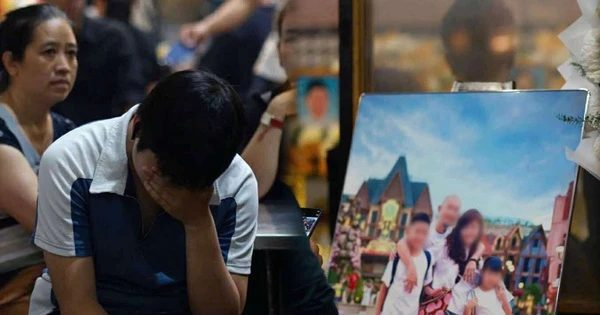 Không khí tang lễ xót xa: 4 chiếc quan tài nằm cạnh nhau, bức ảnh kỷ niệm gia đình khiến ai chứng kiến cũng nghẹn lòng