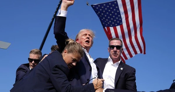 Hành động của ông Trump sau khi bị bắn ở buổi vận động khiến đám đông hô vang 1 từ
