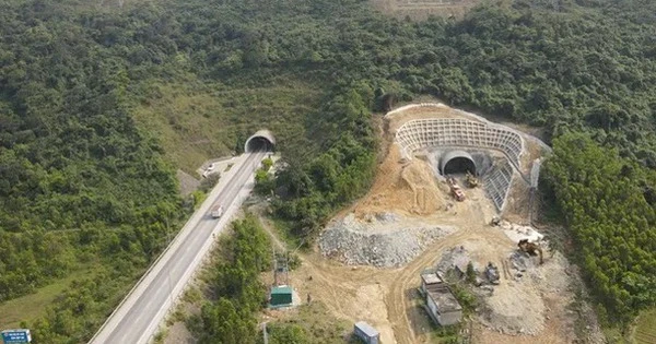 Siêu đường hầm xuyên núi mới, nối liền 2 tỉnh chiến lược ở miền Trung chính thức được thông xe