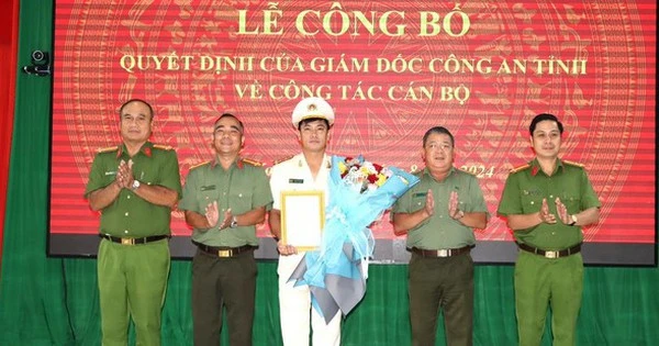 Trao quyết định của Giám đốc Công an tỉnh Bình Phước về công tác cán bộ