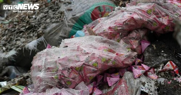 Núi bánh kẹo lại bị xả thải giữa đường, lãnh đạo xã La Phù nói gì?